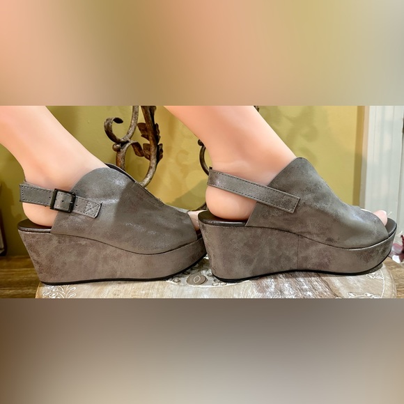 EUC Pierre Dumas Wedge/Platform Slingback Sandal. Excellent condition. Size 8 - Picture 5 of 10